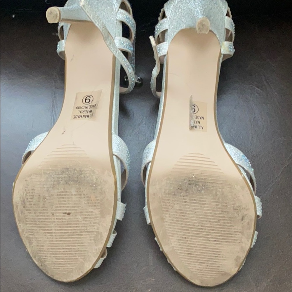 Silver Heels - Picture 5 of 5